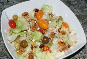 Ensalada con frutos secos y vinagreta ensalada con frutos secos horneados y tomates cherris variados 300x202 Ensalada con frutos secos y vinagreta