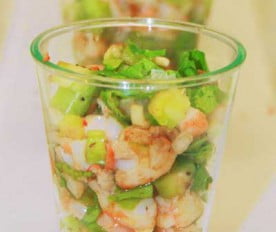 Chupito de apio y langostinos