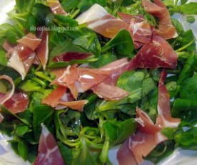 Ensalada de canonigos con jamon