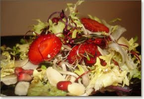 Ensalada de aguacate, nuez y palitos de cangrejo