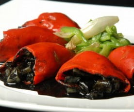 Pimientos rellenos de tinta de calamar