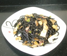 Tallarines negros con chipirones