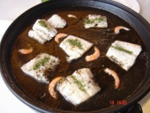 Revuelto de bacalao con salsa de tinta de calamar