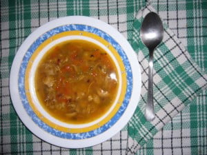 "Sopita" casera de pollo