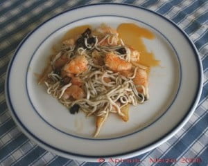 Gulas con almejas y langostinos