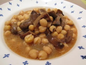 Setas estofadas con garbanzos