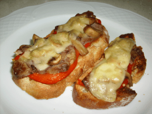 Tostada crujiente de queso con pechuga de pollo y pera caramelizada