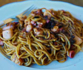 Espaguetis con pulpo y ajo negro