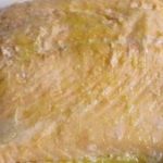 Filete de salmón en una sopa de verduras