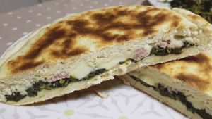 Focaccia en una sartén con brócoli y salchicha