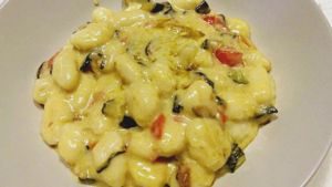 Gnocchi con gorgonzola, tomates cherry y calabacines