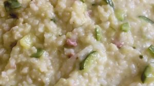 Risotto con calabacín, tocino y robiola