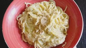 Espaguetis con crema de coliflor y avellanas