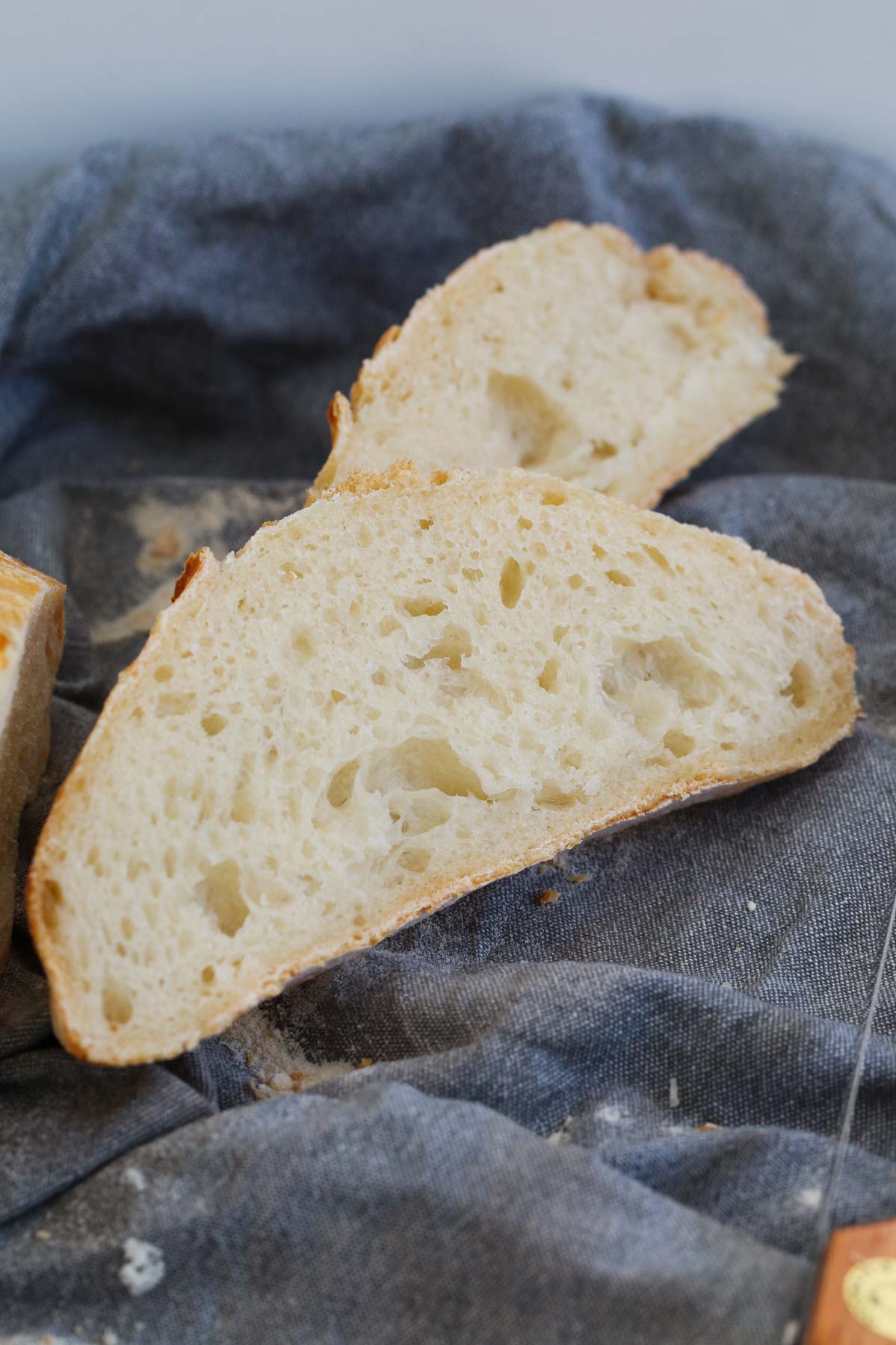 Rebanadas de pan de masa madre casero.