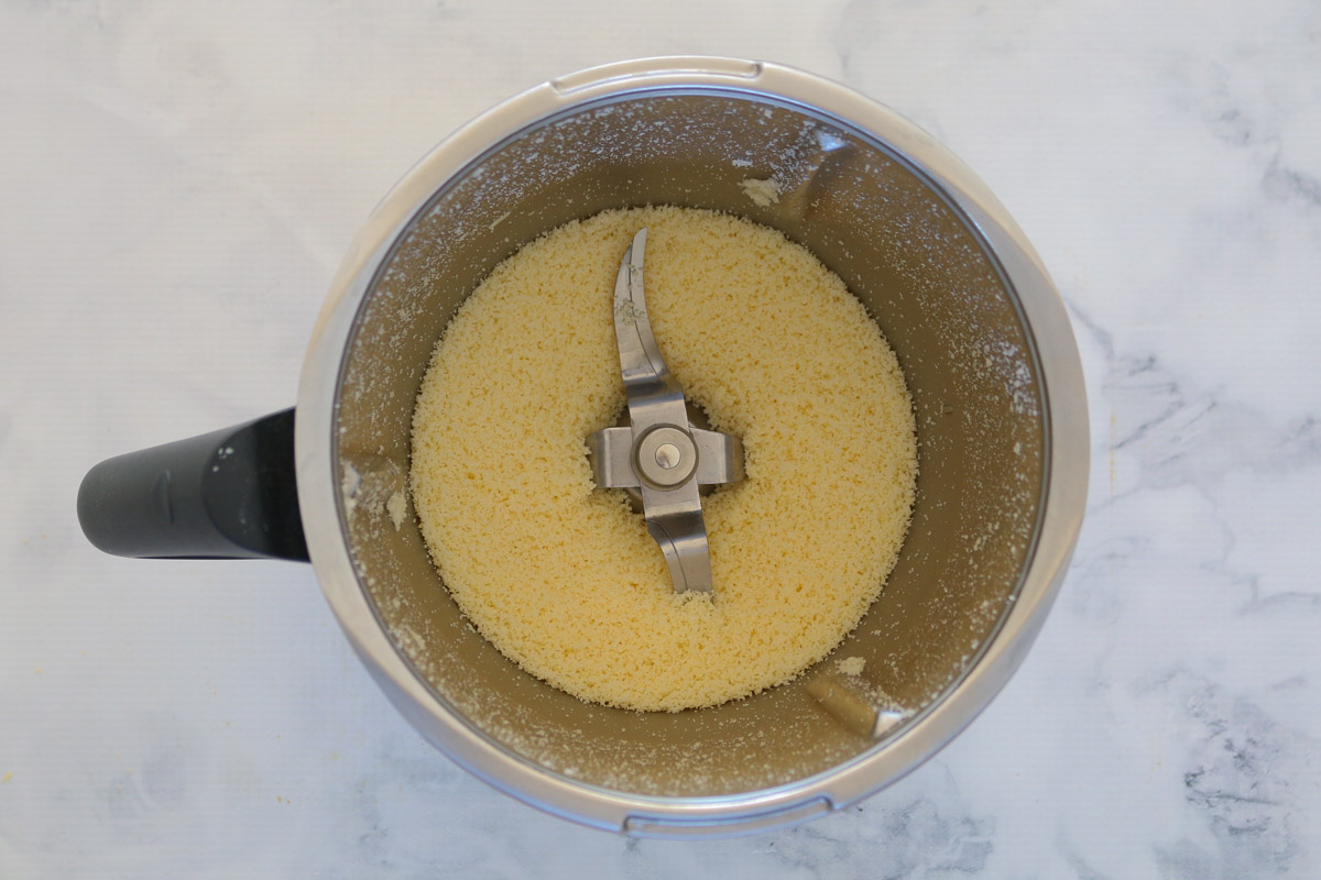 Parmesano rallado en un bol MasChef.