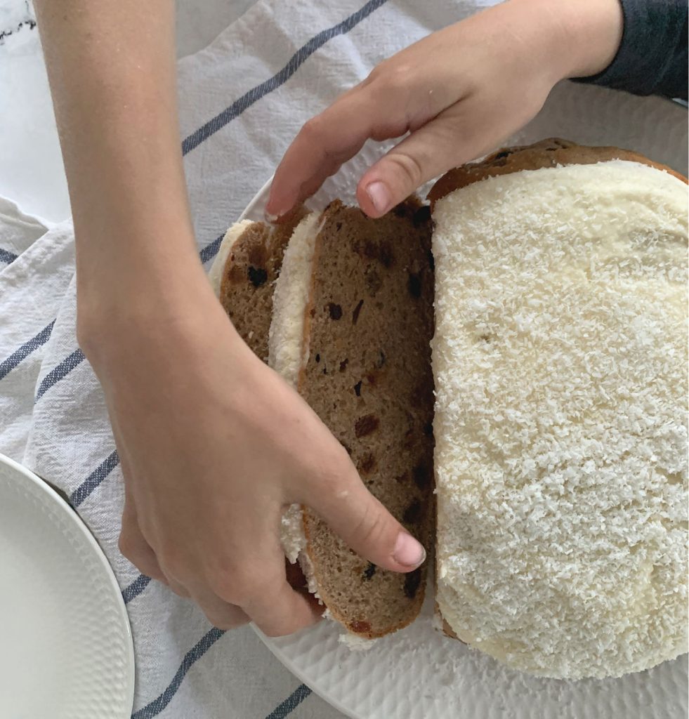 Vista superior de Boston Bun con niños alcanzando una rebanada