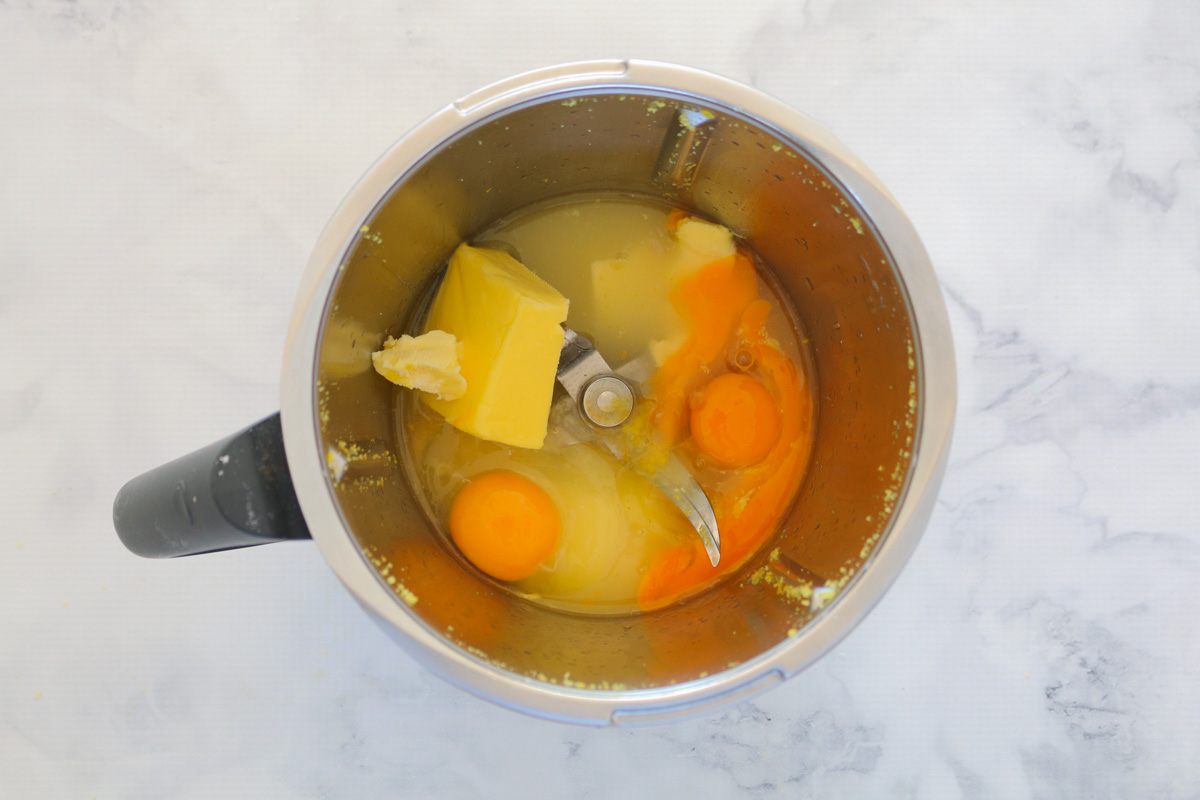 Huevos, zumo de limón, ralladura, azúcar y mantequilla en una Thermomix.
