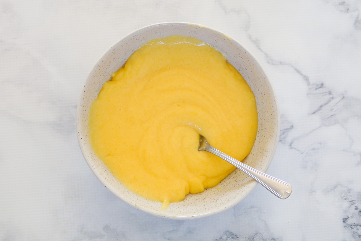 Cuajada de limón en un bol.
