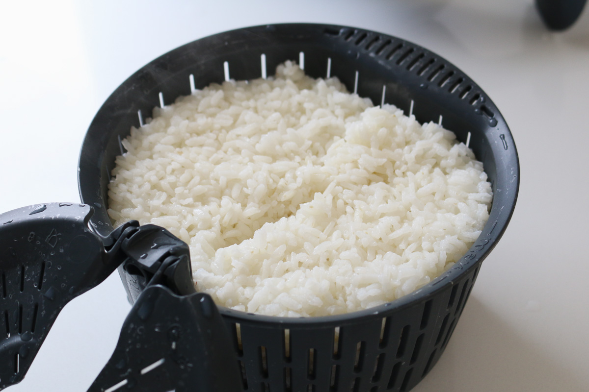 Un cuenco de arroz Thermomix relleno con arroz de sushi cocido.