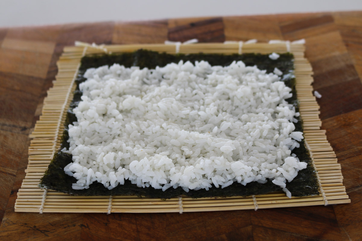 Arroz de sushi en una hoja de nori.