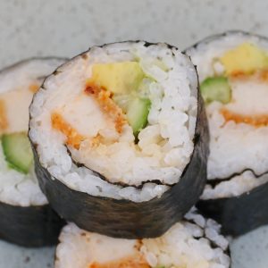 Rollos de sushi casero de pollo y aguacate.