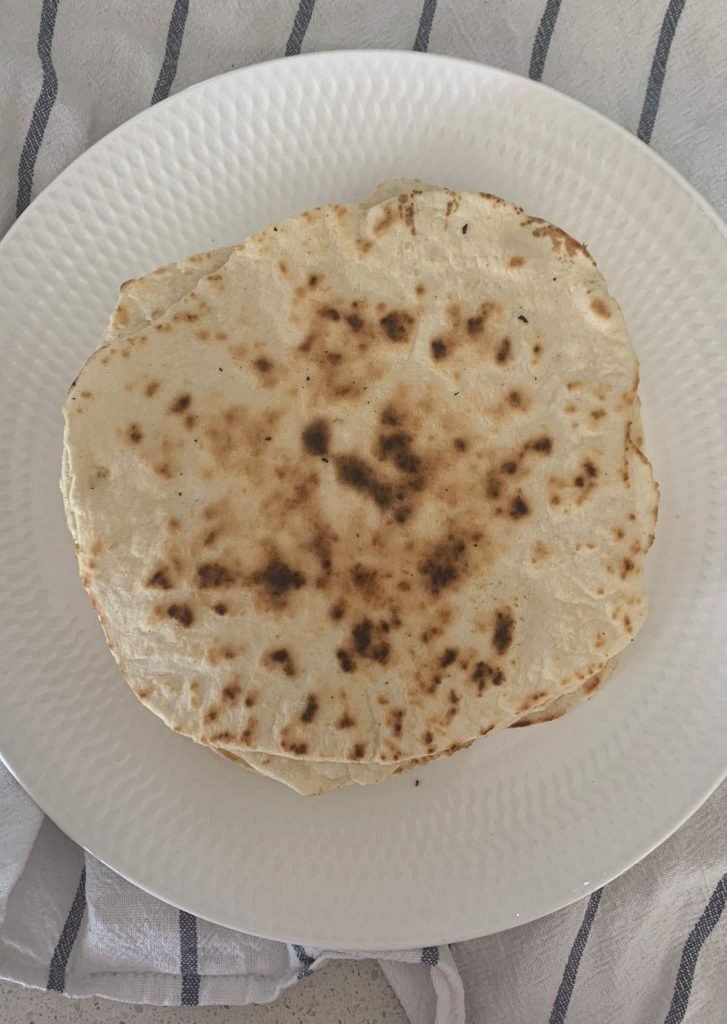 Vista superior de un plato con tortillas