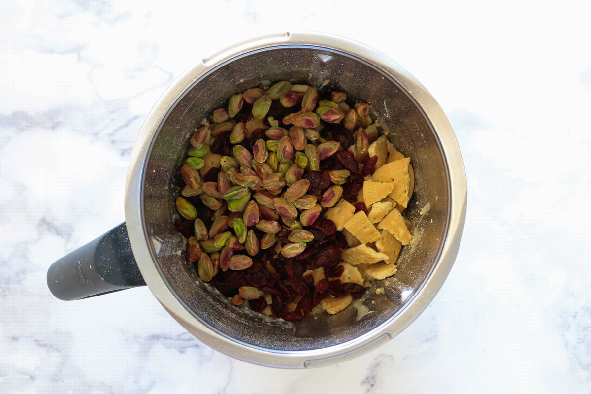 Galletas, pistachos y arándanos en un bol Thermomix.