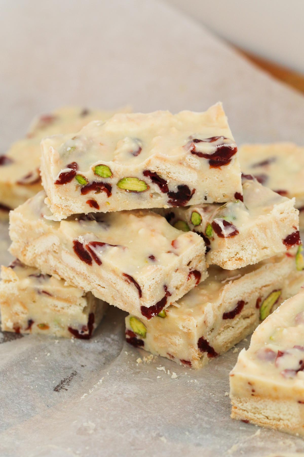 Una pila de trozos de rodaja de erizo con pistachos y arándanos.