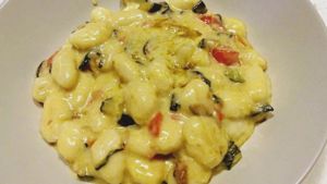 Como hacer Gnocchi con gorgonzola, tomates cherry y calabacines